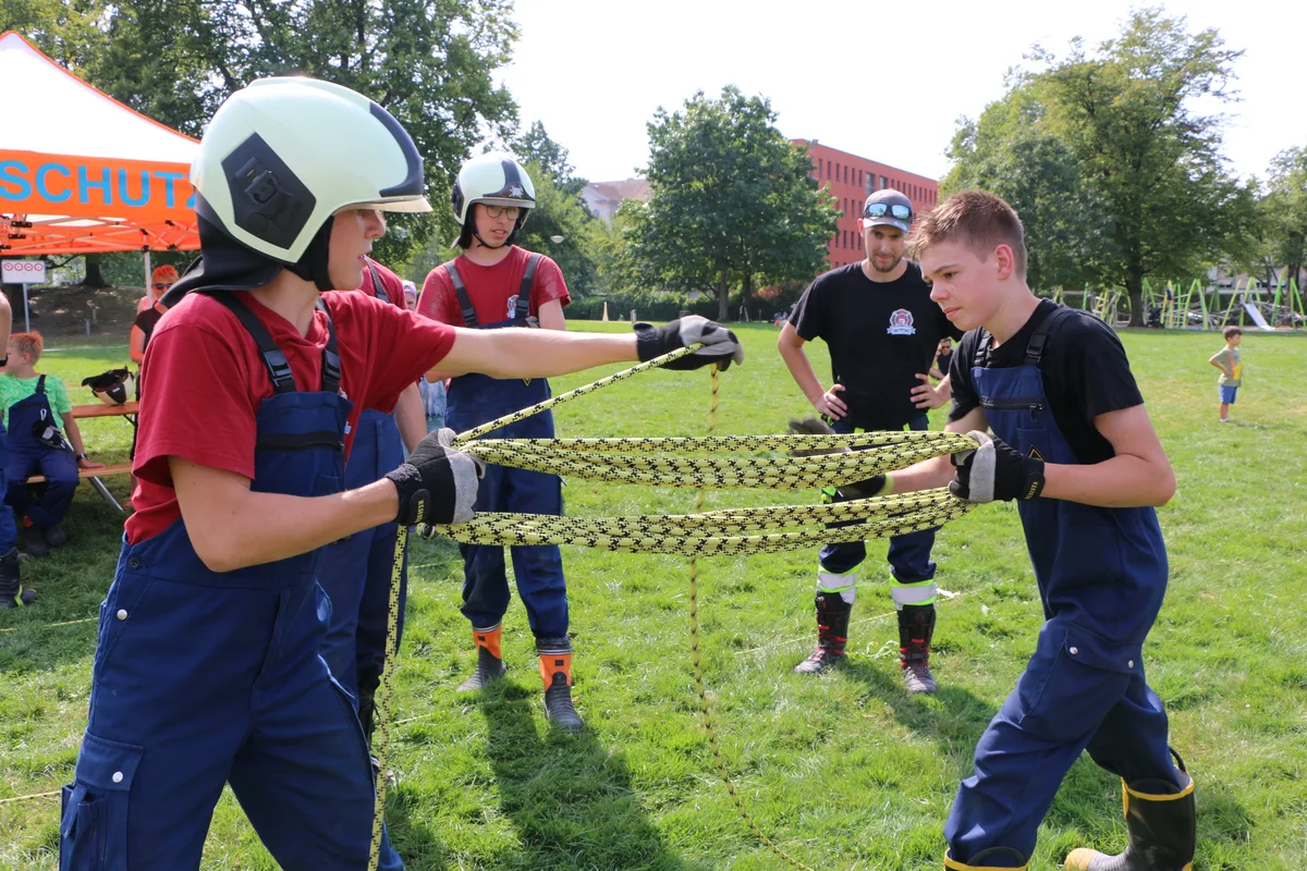 Jugendfeuerwehrler legen ein Seil zusammen